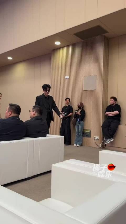 看他们聊得投入，已经开始脑补两人合唱的舞台了