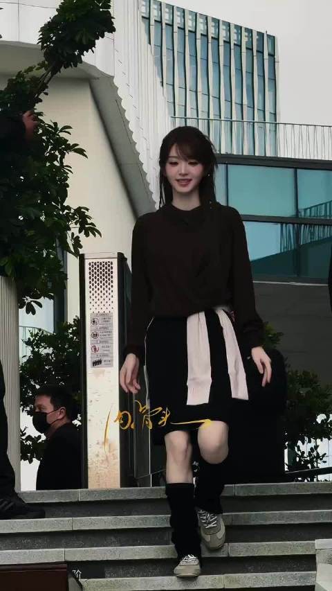 田曦薇歪头比心，卫衣编发尽显青春灵动