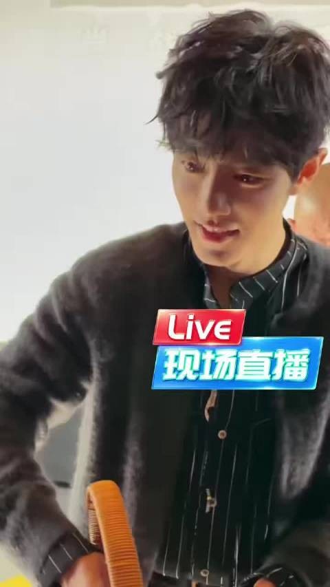 请问这是19年吗,肖战今日追剧团