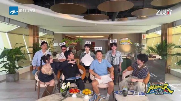 张真源奔跑吧活力演绎舞狮 手舞足蹈萌感拉满