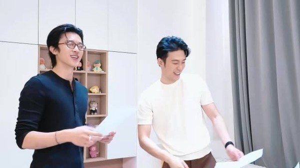 幸卓辉章明伯互动真实自然，纠正发音保留语言习惯