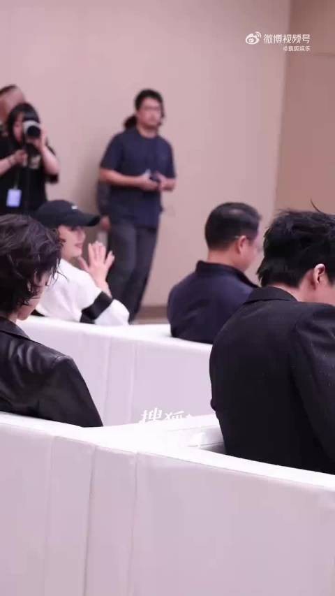 周深发布会拉颜人中到C位，一句你是人中暖又好笑