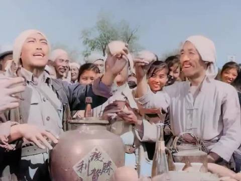 小兵张嘎立大功认错交枪，区队长郑重配枪奖励