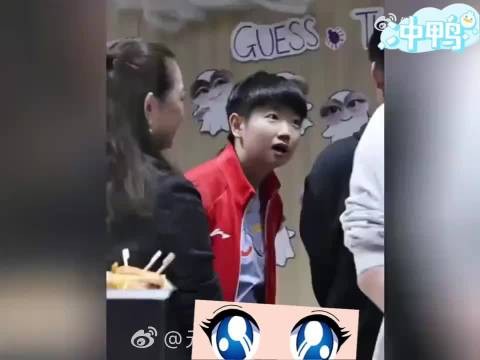 孙颖莎万圣节猜谜语表情可爱,赛场化身战神