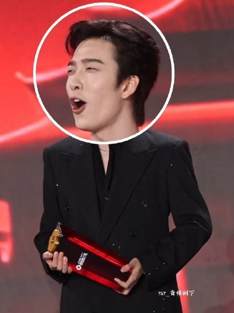 这小表情太可爱了 明明是老干部风，一起哄就好可爱 姚冠宇