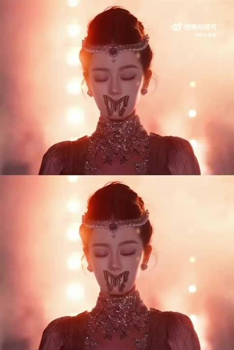 迪丽热巴八年前拍过亲吻蝴蝶，八年后蝴蝶意象贯穿雨夜红毯