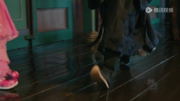女子称老公倒地 两人在旁边卿卿我我