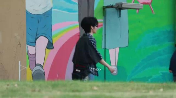 张真源奔跑吧录制 蓝格纹衬衫单手插兜上班