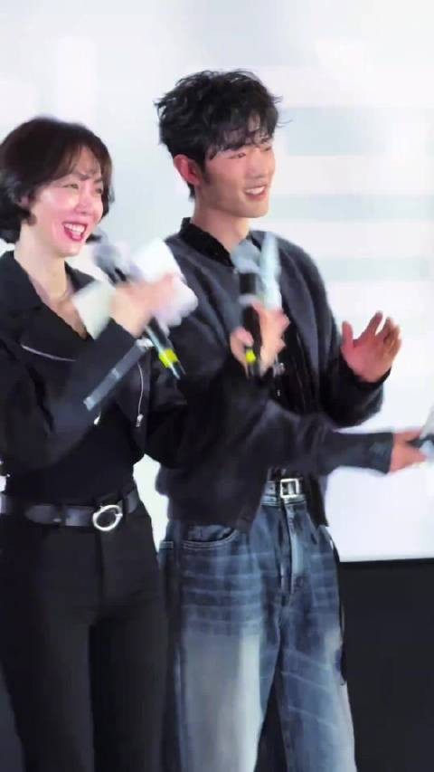 哈哈哈这俩好像下乡看村头演出的！