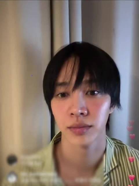 李起光直播途中拿起水瓶就介绍代言人朴志训