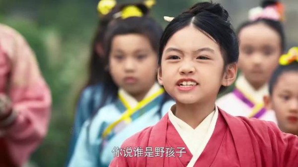 小女孩被骂是野孩子，怎料她反手就是一鞭子