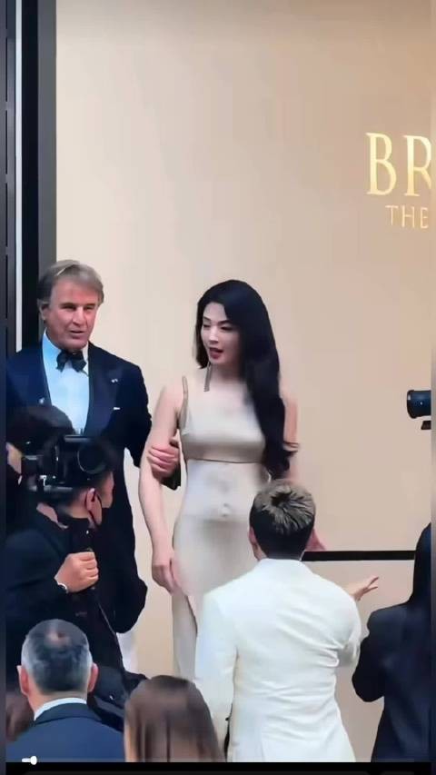 刘涛被合作品牌创始人袭胸，没有立即翻脸，多次被男方肌体接触