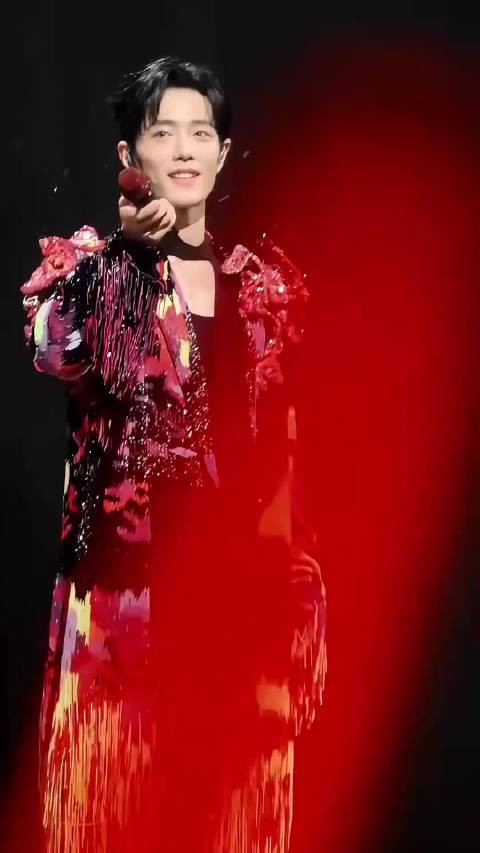 肖战南京演唱会彩排一月，三十台投影打造极致舞美