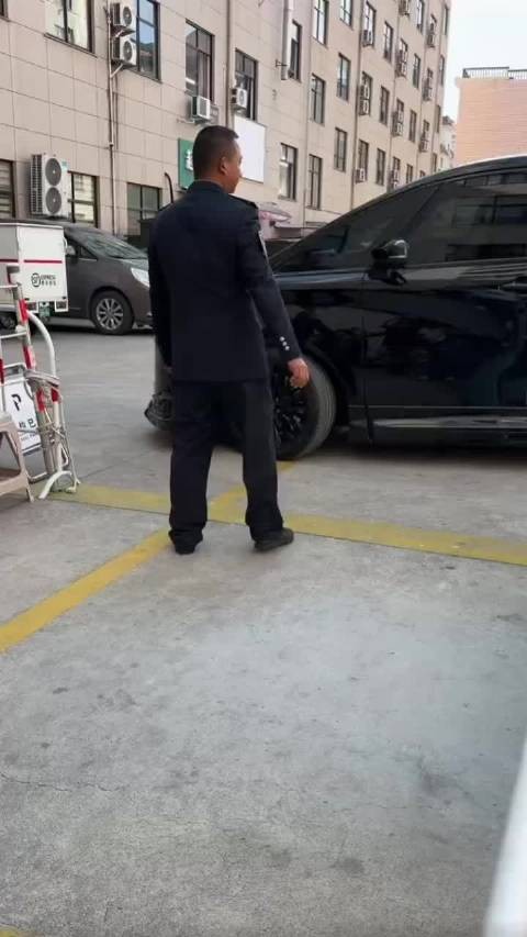 今天的穿搭是明亮的蓝色，2026年10月28日