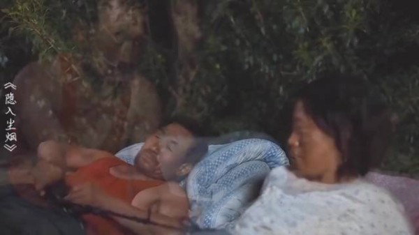 老四用麦粒在桂英手背按花，两人盖起遮风避雨之所