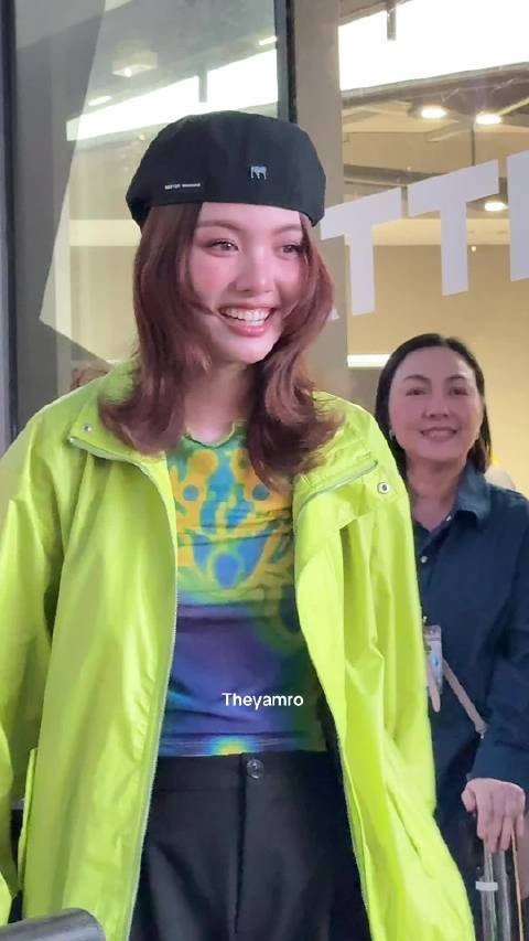 奥姆已经去拍圣诞主题的物料了，这下身上的圣诞元素洗不掉了