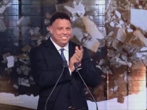 实至名归！33岁的凯恩职业生涯首次捧起金球奖，多年努力终于圆梦，恭喜！