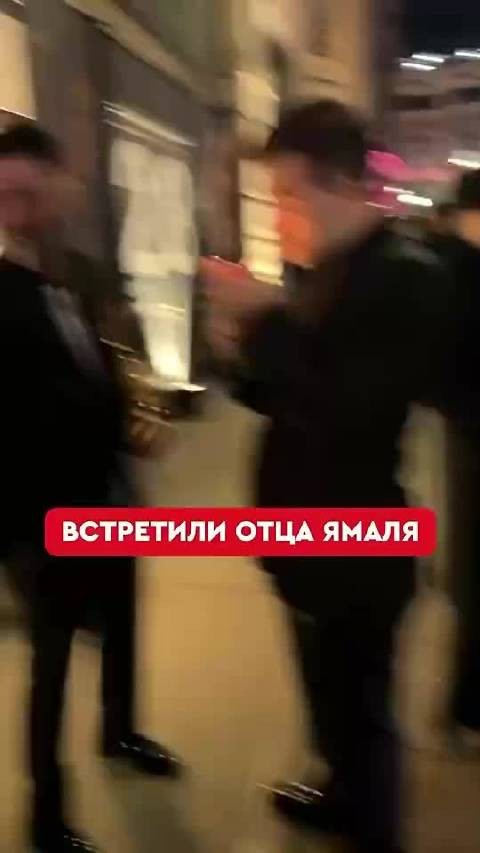 手捧科帕奖杯嘴叼烟！亚马尔父亲不满跟拍当场暴怒，险些砸碎记者手机