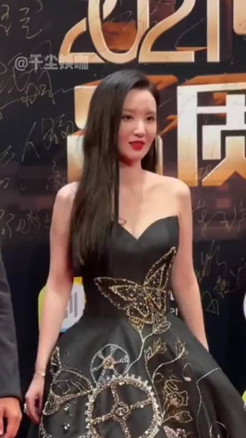 她好像是可以隐瞒了怀孕这件事，不然剧组也不会让她上吧，人命关天毕竟