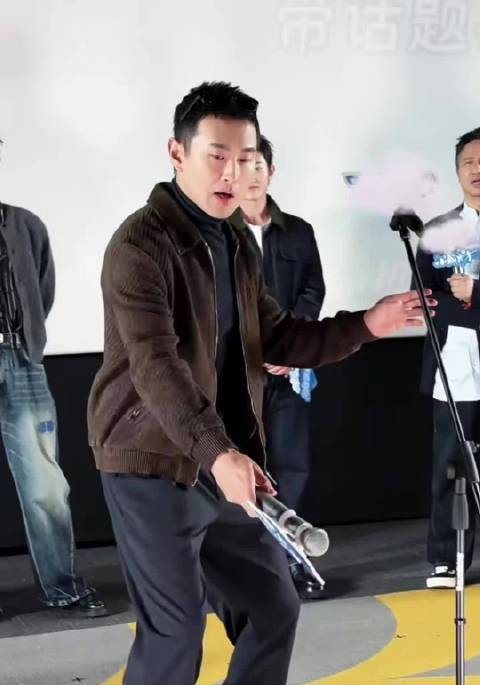 王彦霖闪身步都能闪到肖战怀里了! 肖战:你太坏了! 彦霖太有梗了