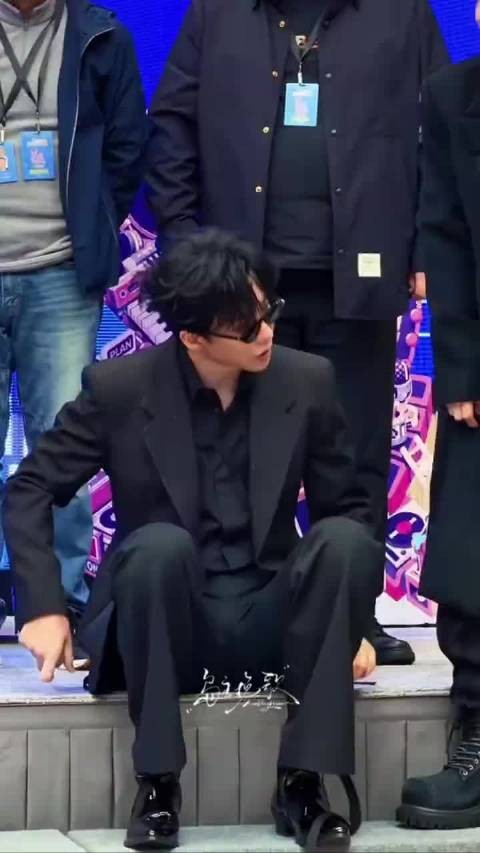 不懂就问，刘宇宁蒋龙张弛你们仨干啥呢，这里不让跳三人转哈哈哈哈哈