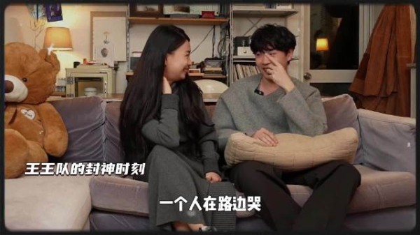 王男王广八秒镜头真情流露，姐弟携手登领奖台