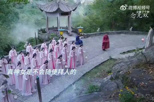 “神女从不随便拜人…”