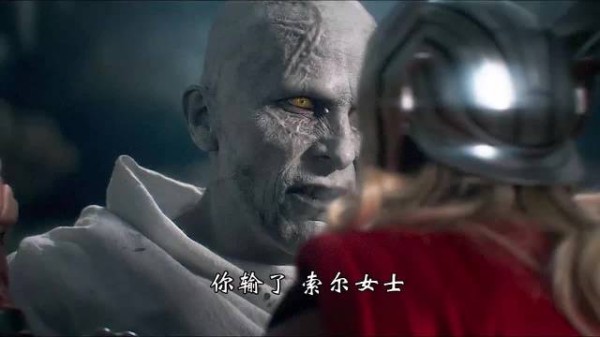 女雷神手握雷神之锤与屠神者打得有来有回