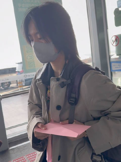 风衣，笔，@周笔畅 PS：录制顺利