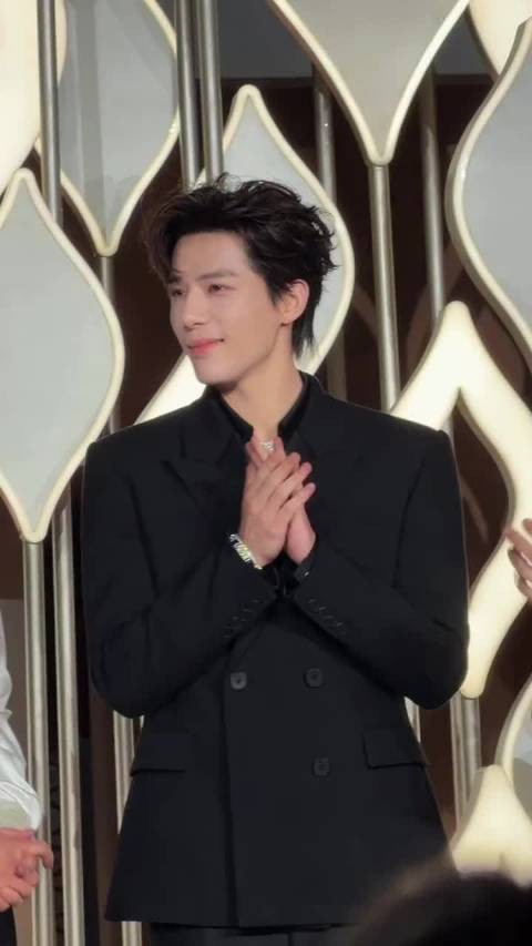 王安宇:我是一个萌萌的鼓掌机器人
