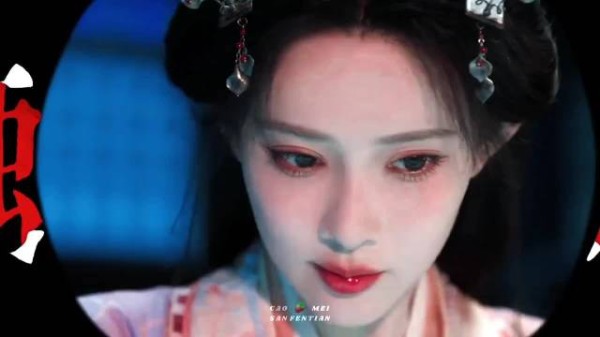 反复循环这个镜头，这一眼藏着家破人亡的伤痛，也藏着她势必要清算仇敌的决心