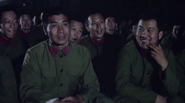 经典之作!所有士兵都在外面看电影,指导员却吃着进口巧克力悠闲地看杂志
