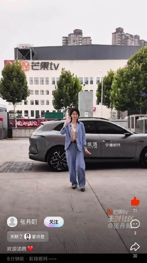 晕倒了 萌哭了 耳朵上戴着一大颗 甜妹来的