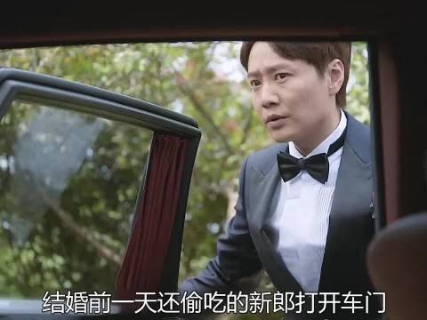 为了阻止女儿嫁给渣男，母亲竟然穿上婚纱代替她坐上婚车，这魄力太绝了！