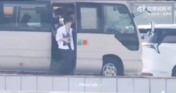 张真源习惯在周笔畅后面确实是好可爱，他是真的习惯在后面