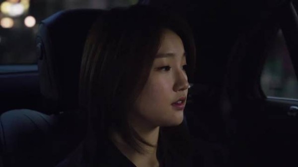 女人的举动让人百思不得其解,居然在车上脱下口罩……韩国电影