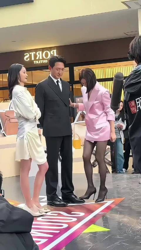 “向来矜持的秦岚，在王阳面前也有调皮任性的一面”