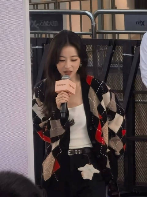 周雨彤线下活动 周雨彤很通透想干啥就干啥