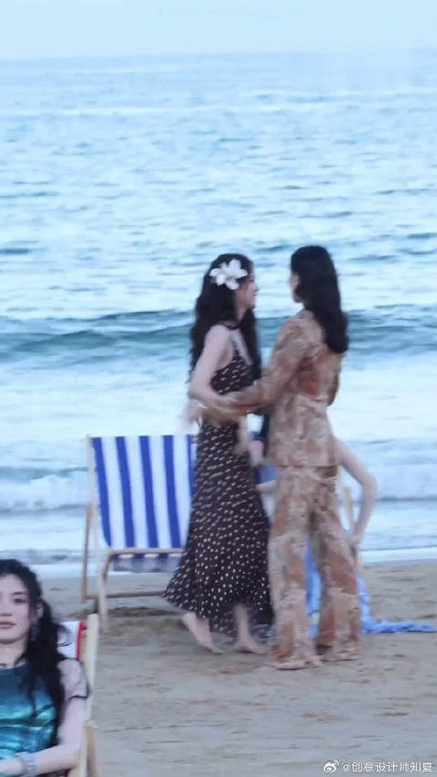 欧阳娜娜与王楚然同坐颜值不逊色