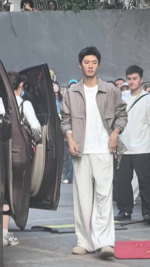 粉丝们现场为陈哲远唱生日歌