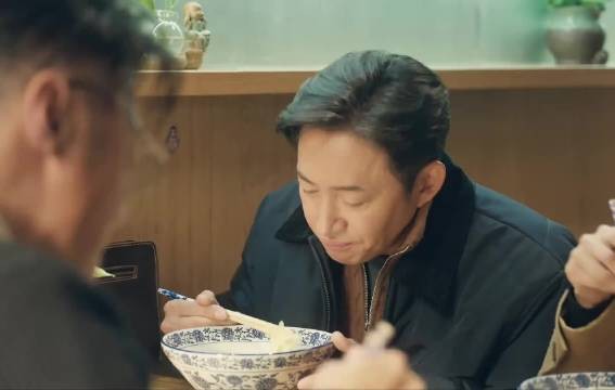 捐警车暗藏窃听器？悍匪隐秘洗白，上演极限反杀
