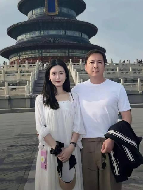 赖文峰现在日子挺滋润，老婆楚玲年轻漂亮，儿子也长得清秀帅气