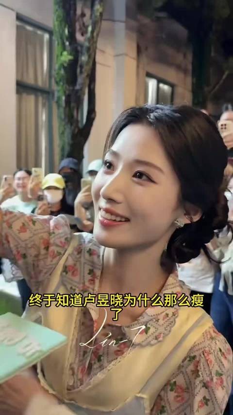 卢昱晓一份卤肉饭只吃几根青菜一口米饭
