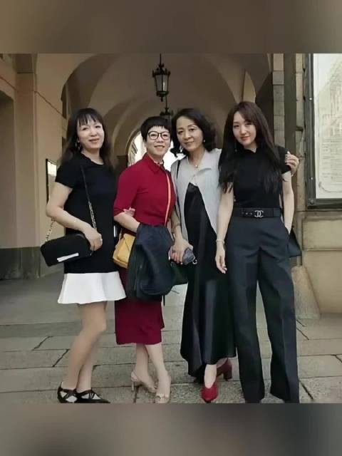 杨钰莹54岁同学聚会留影 状态少女感满满