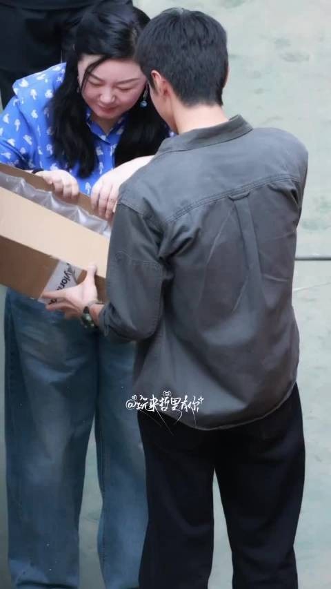 看得出来这礼物孩子是真喜欢