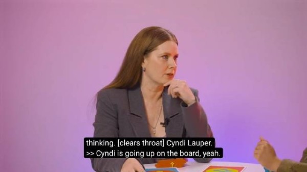 Amy Adams上MTV采访与Jenna Ortega讨论最爱的流行歌手