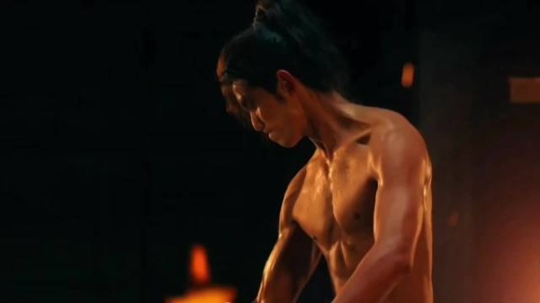 吴磊练就教科书级背肌 贴合陈平安角色