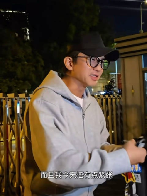 邓超看baby的眼神 邓超说很久很久没见baby，他也莫名有点紧张