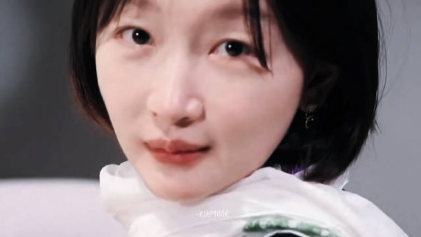 君如姐让周冬雨戴她的丝巾这段好漂亮