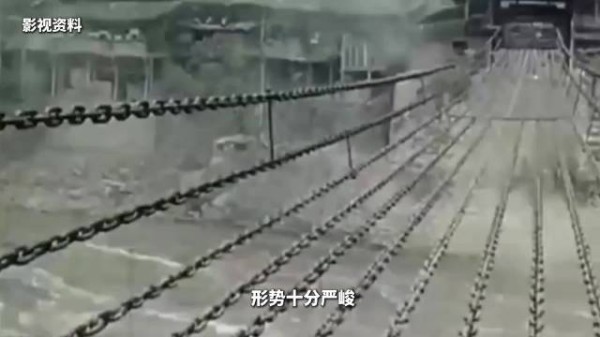 红军战士泸定桥死战不退,中弹坠河仍怒吼苏维埃万岁